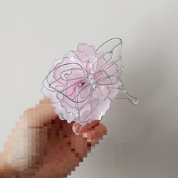 透明な蝶と薄ピンクの薔薇のポニーフック 4枚目の画像