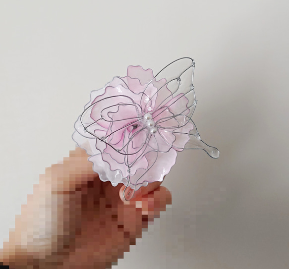 透明な蝶と薄ピンクの薔薇のポニーフック 4枚目の画像