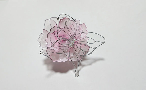 透明な蝶と薄ピンクの薔薇のポニーフック 5枚目の画像