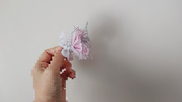 透明な蝶と薄ピンクの薔薇のポニーフック 6枚目の画像