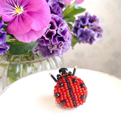 てんとう虫のビーズ刺繍ブローチ ブローチ beads syurippi 通販