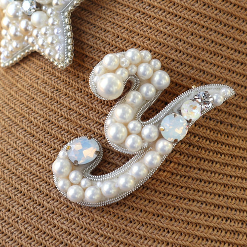 イニシャルのビーズ刺繍ブローチ パールタイプ ブローチ beads