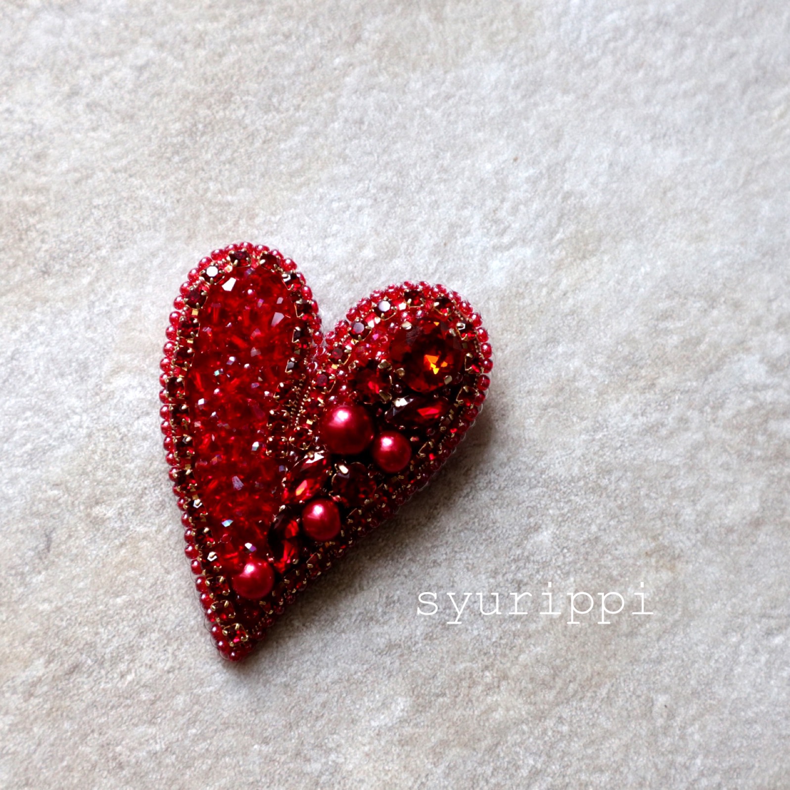 真紅　大人のハートビーズ刺繍ブローチ