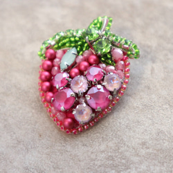 happy berry☆イチゴのビーズ刺繍ビジューブローチ 3枚目の画像