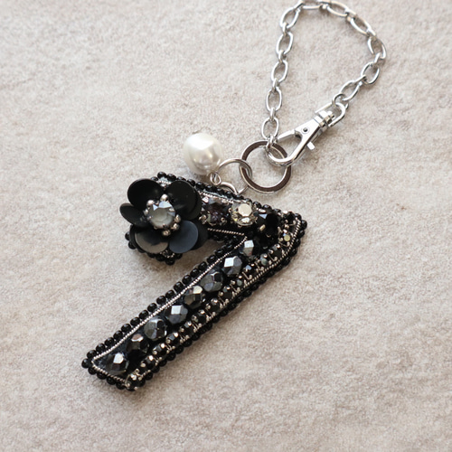 新作 ☆イニシャルのビーズ刺繍バッグチャーム ブラック バッグ
