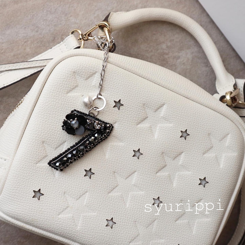 新作 ☆イニシャルのビーズ刺繍バッグチャーム ブラック バッグ