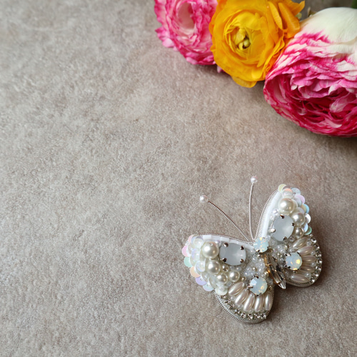 清楚なホワイト☆蝶のビーズ刺繍ブローチ ブローチ beads syurippi