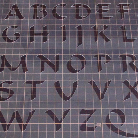 ☆アルファベット大文字　サイズ縦3センチ カリグラフィ ステンシルシート NO141 5枚目の画像