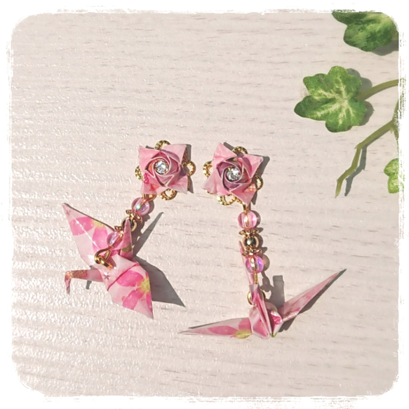 折り鶴と折り薔薇のピアス イヤリング ライトピンク 1枚目の画像