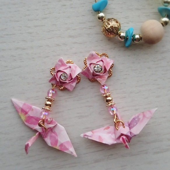 折り鶴と折り薔薇のピアス イヤリング ライトピンク 3枚目の画像