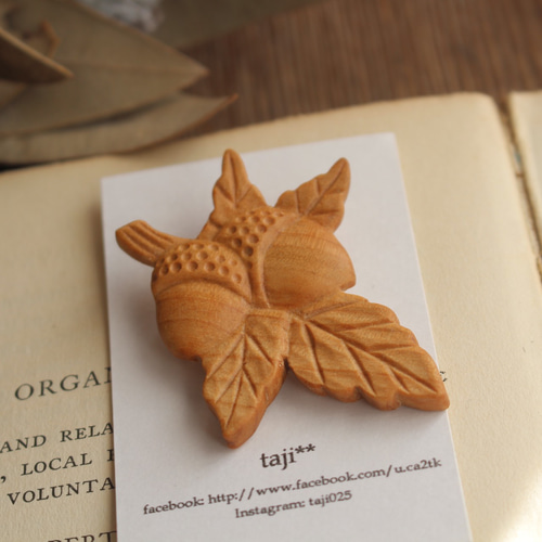 木のブローチ 木彫り《どんぐり》 ブローチ taji** 通販 10911654