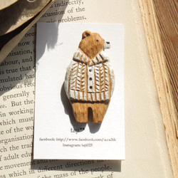 木雕木胸針《編織熊（白）》 第1張的照片