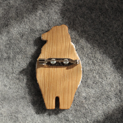 木雕木胸針《編織熊（白）》 第3張的照片