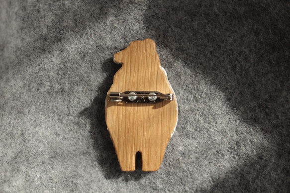 木雕木胸針《編織熊（白）》 第3張的照片