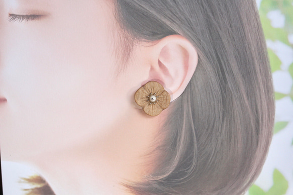 木雕木耳環“罌粟花”櫻桃木 第3張的照片