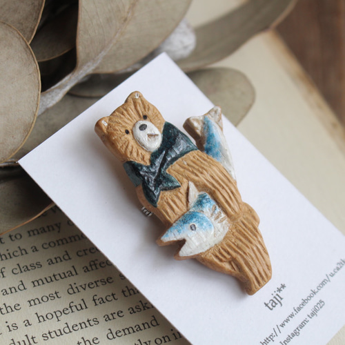 木彫り 木のブローチ シャケくま④（ナラ材） ブローチ taji** 通販