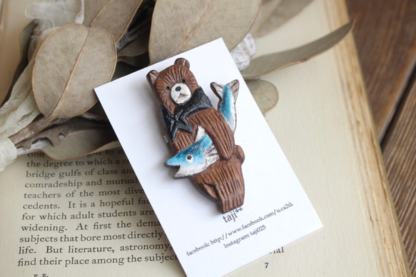 木雕 木胸針 三文魚熊④（胡桃材質） 第3張的照片
