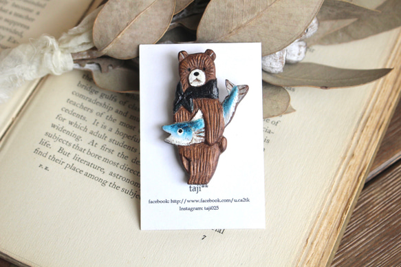 木雕 木胸針 三文魚熊④（胡桃材質） 第5張的照片