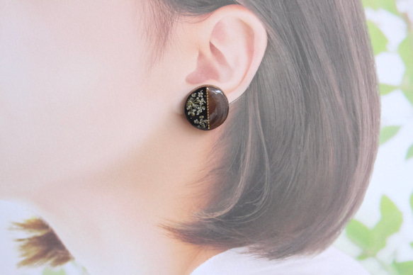木製耳環樹脂（蕾絲花，胡桃木半黑） 第4張的照片