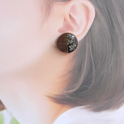 木製耳環樹脂（蕾絲花，胡桃木半黑） 第5張的照片
