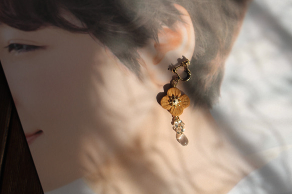 木雕木耳環“小花”玻璃珠【穿孔耳環可換】 第3張的照片