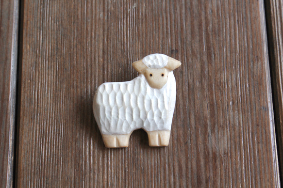 木のブローチ 木彫り 白いヒツジ ブローチ taji** 通販 9067908