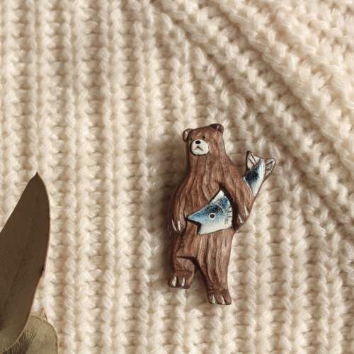 木彫り 木のブローチ シャケくま ブローチ taji** 通販 9537629