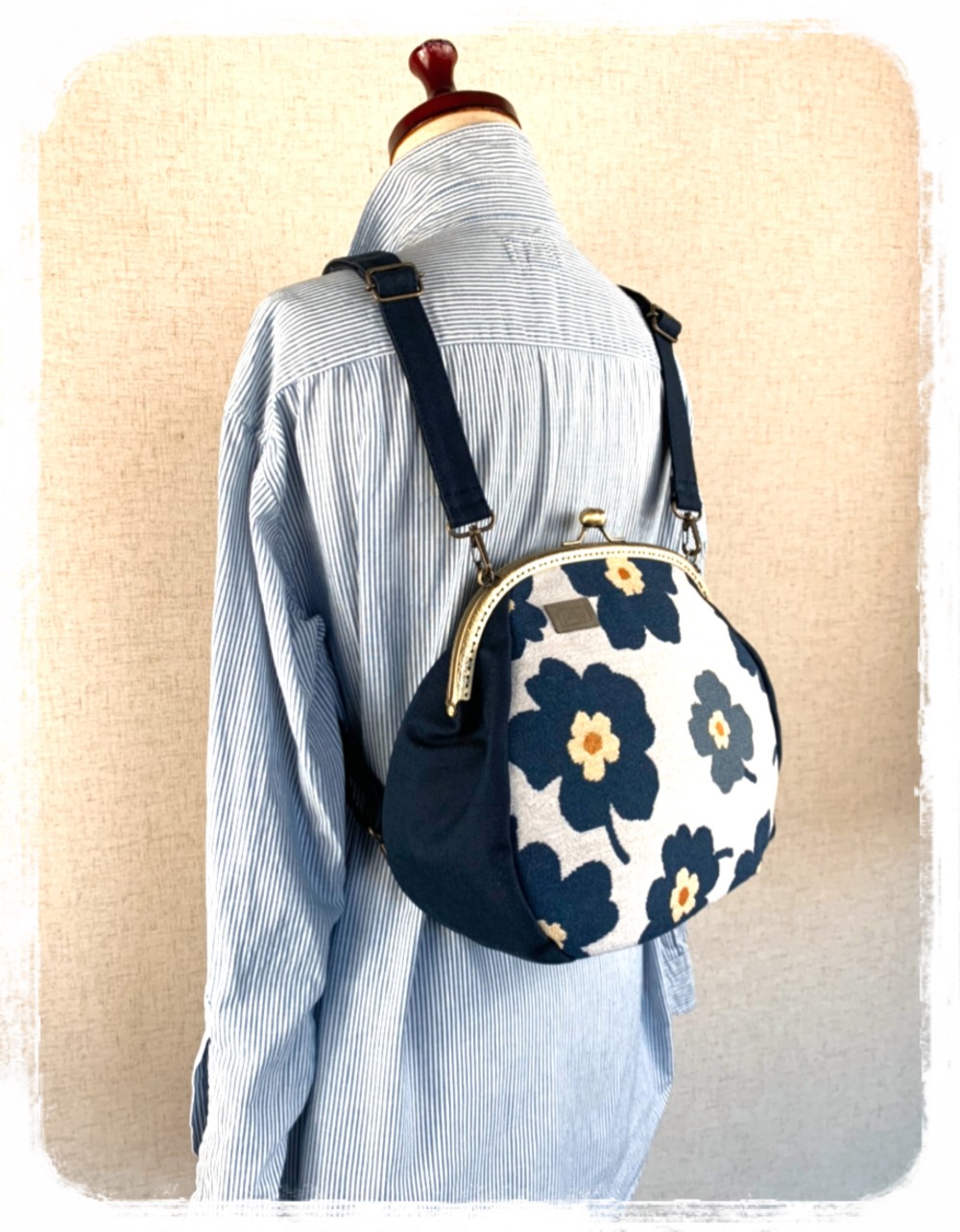 【メーカー直売】 29.受注制作/送料込 背中 青花柄25cmがま口リュック&ショルダー リュック・バックパック
