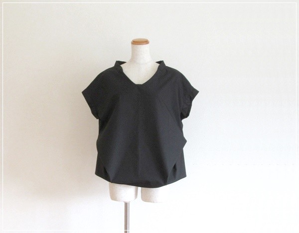 black* フロントタックブラウス