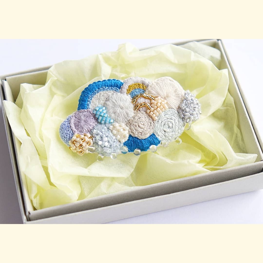 B0007 『MOKU MOKU』ビーズ刺繍ブローチ Blue&White