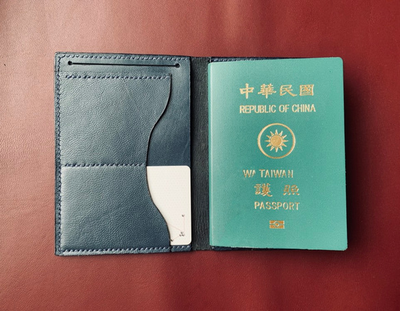 【護照夾】靛藍 亮面 薄款護照夾 第1張的照片