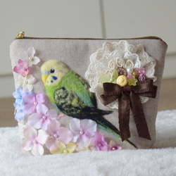 セキセイインコ羊毛刺繍の上品ファスナーポーチ（グリーン２） 1枚目の画像