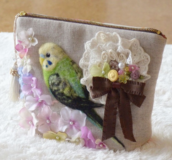 セキセイインコ羊毛刺繍の上品ファスナーポーチ（グリーン２） 2枚目の画像