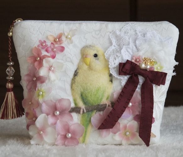 羊毛刺繍の大きめセキセイインコポーチ（ハルクインイエロー） 1枚目の画像