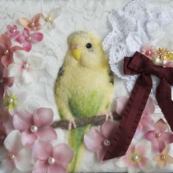 羊毛刺繍の大きめセキセイインコポーチ（ハルクインイエロー） 2枚目の画像