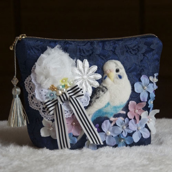 羊毛刺繍の大きめセキセイインコポーチ（ハルクインホワイト） 1枚目の画像