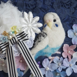 羊毛刺繍の大きめセキセイインコポーチ（ハルクインホワイト） 2枚目の画像