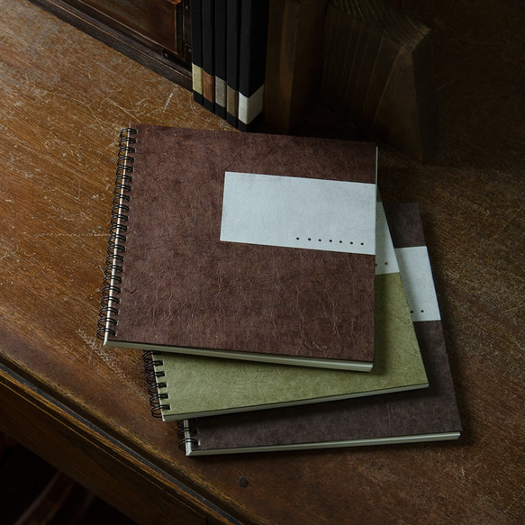 革のような風合い　手製本のリングノート 「ｒｏｋｕｔａシリーズ-こげ茶-」＊ヒマラヤの手漉き紙「ロクタ紙」使用 3枚目の画像