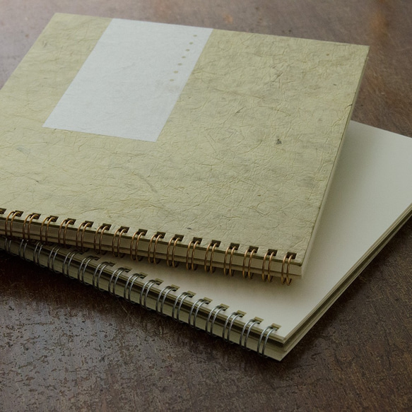 革のような風合い　手製本のリングノート 「ｒｏｋｕｔａシリーズ-薄緑-」＊ヒマラヤの手漉き紙「ロクタ紙」使用 2枚目の画像