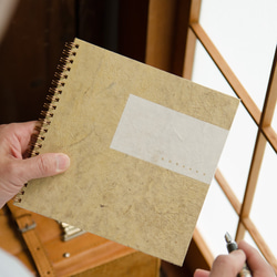 革のような風合い　手製本のリングノート 「ｒｏｋｕｔａシリーズ-薄緑-」＊ヒマラヤの手漉き紙「ロクタ紙」使用 6枚目の画像