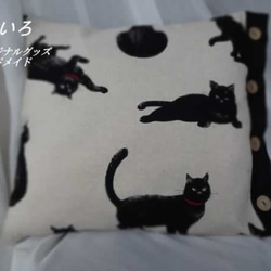 蝶の刺繍入り黒猫柄クッションカバー　猫柄×ﾍﾞｰｼﾞｭ×黒 2枚目の画像