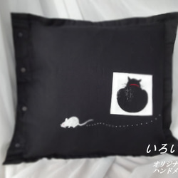 ネズミの刺繍入り黒猫柄クッションカバー　猫柄×白×黒 1枚目の画像