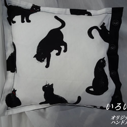 ネズミの刺繍入り黒猫柄クッションカバー　猫柄×白×黒 2枚目の画像