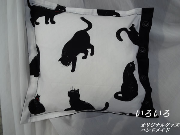 ネズミの刺繍入り黒猫柄クッションカバー　猫柄×白×黒 2枚目の画像