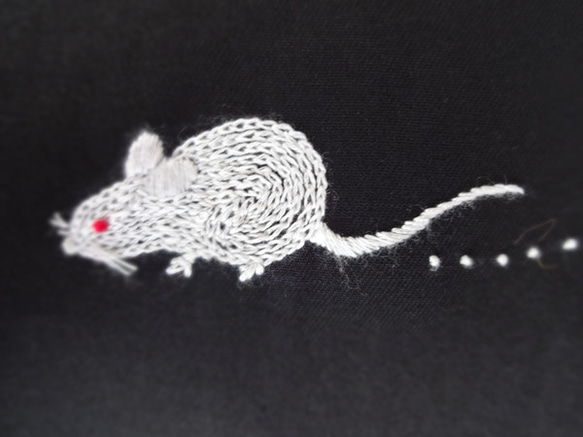 ネズミの刺繍入り黒猫柄クッションカバー　猫柄×白×黒 3枚目の画像