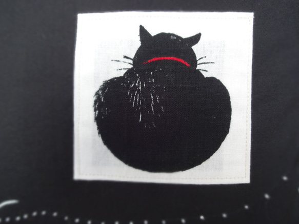 ネズミの刺繍入り黒猫柄クッションカバー　猫柄×白×黒 4枚目の画像