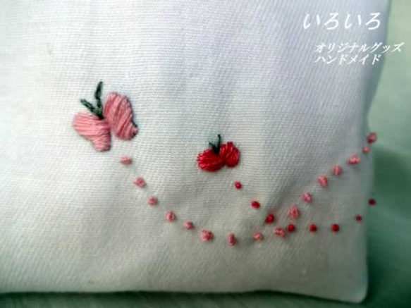 オリジナル猫のロゴ刺繍入り♪赤いチャック付小さなポーチ 4枚目の画像