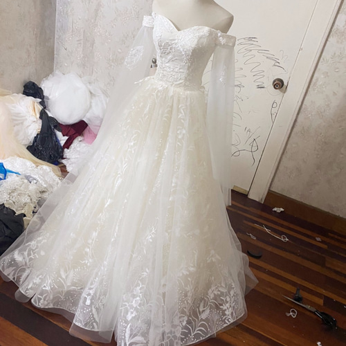 美品！ ウエディングドレス 薄シャンパンの色 オフショルダー 繊細  