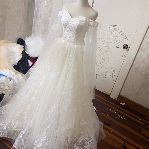 美品！ ウエディングドレス 薄シャンパンの色 オフショルダー 繊細  