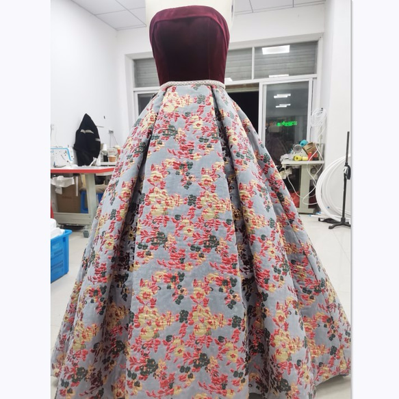素敵なカラードレス ベアトップ 高級ベロア 枝花刺繍 編み上げ イブニングドレス 1枚目の画像